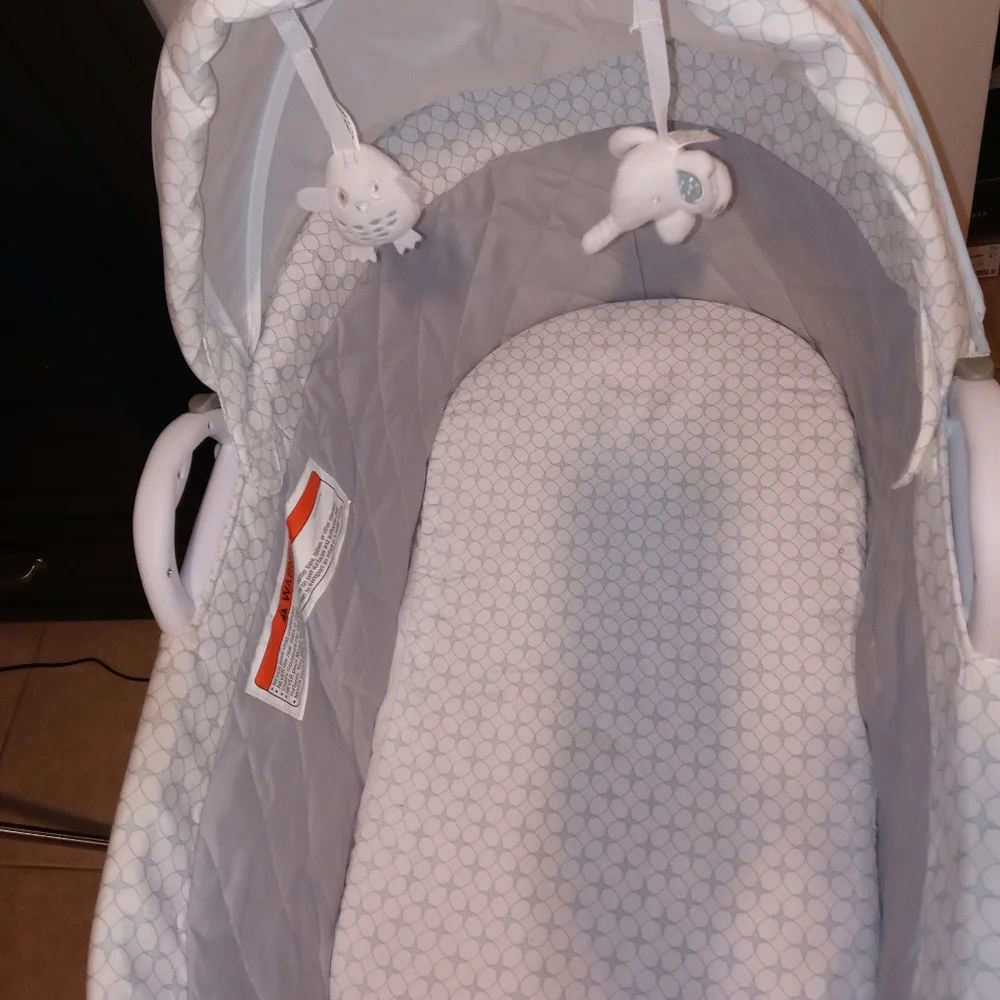 Bassinet - Picture 4 of 4